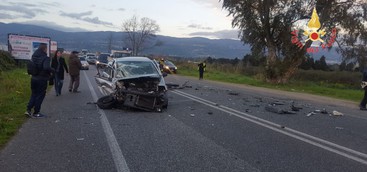 Scontro frontale tra due auto, due feriti estratti dalle lamiere