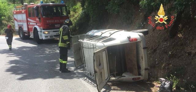Auto si ribalta, due feriti