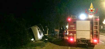 Furgone fuori strada su S.S. 106 a Lido, illesi i passeggeri