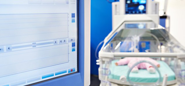Gb, si può staccare la spina al bebè contro il volere dei genitori