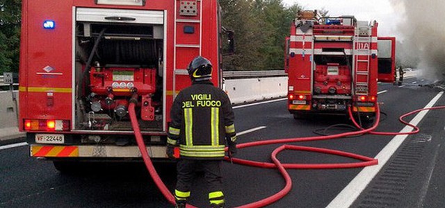Camion in fiamme sull'A2 all'altezza di Lamezia 