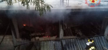 In fiamme capannone con materiale edile, danni a struttura