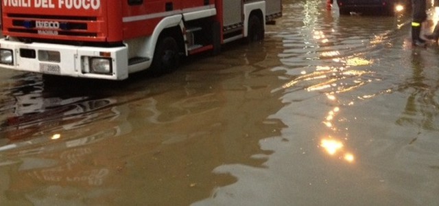 Strongoli, straripa un torrente. Automobilisti rimangono impantanati