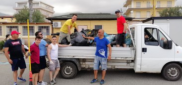 A FALERNA I VOLONTARI RIPULISCONO LA SPIAGGIA E IL LUNGOMARE