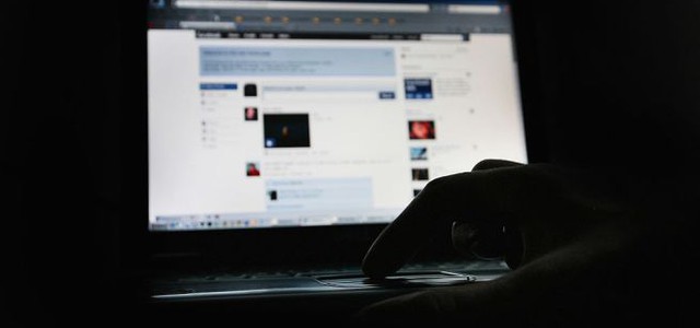 Adesca minorenni sui social e le paga per rapporti sessuali, in manette calabrese ad Alessandria