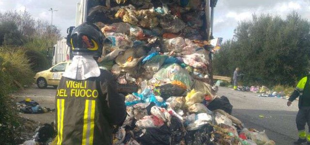 Autocompattatore in fiamme, intervengono i Vigili del Fuoco