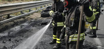 In fiamme il carico di un autoarticolato sull'A2 nel Catanzarese