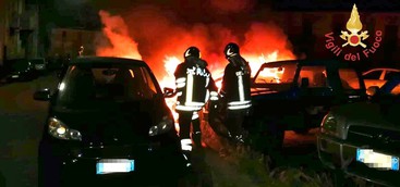Sei auto in fiamme nella notte a Catanzaro