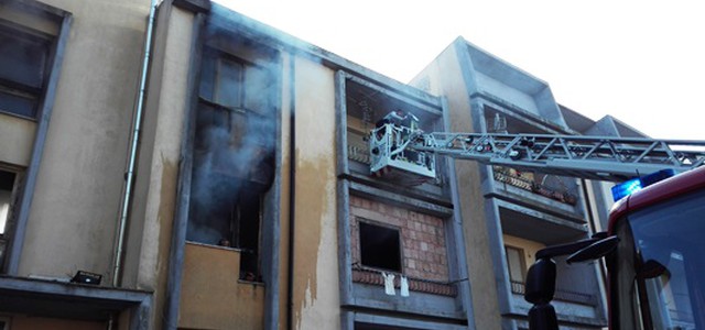 Incendio in appartamento, evacuato palazzo