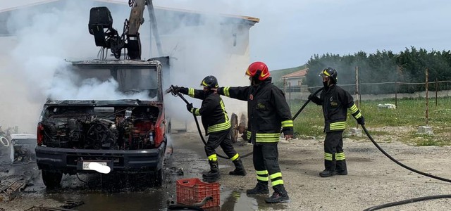 Camion in fiamme, i vigili del fuoco evitano il peggio
