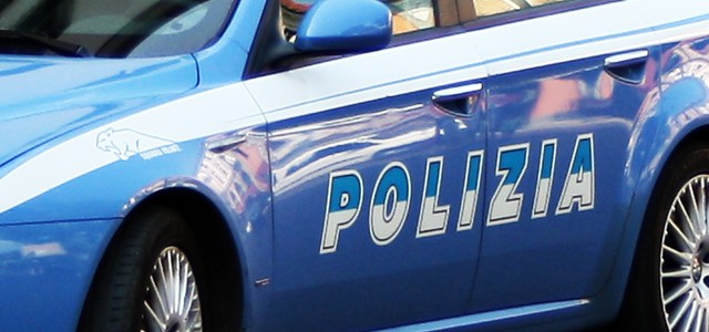 Suocera e nuora rubano un paio di scarpe in un negozio di abbigliamento in Parco Le Fontane