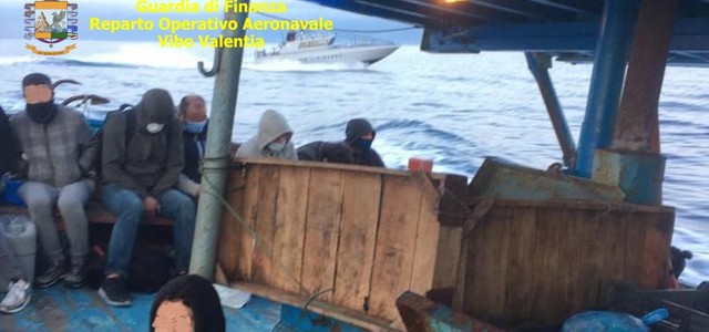 Migranti, due sbarchi in Calabria: presi 8 presunti scafisti