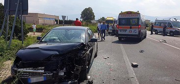 Ennesimo incidente stradale sulla SS 106, diversi feriti gravi
