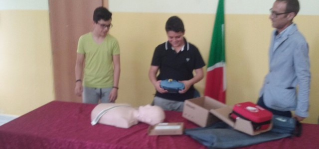 Universo Minori dona defibrillatore all'Istituto Comprensivo di Sellia Marina