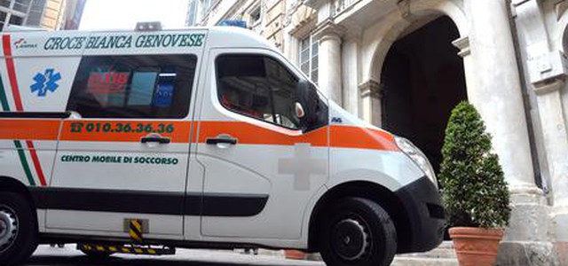 Aspirante suicida si butta da ponte e finisce su auto