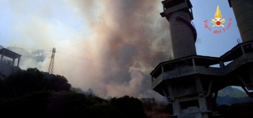 Vasto incendio a Copanello, nella notte fiamme vicine a Scolacium (VIDEO)