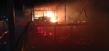 In fiamme un noto lido del catanzarese: "un vile ed inqualificabile incendio doloso" (FOTO-VIDEO)