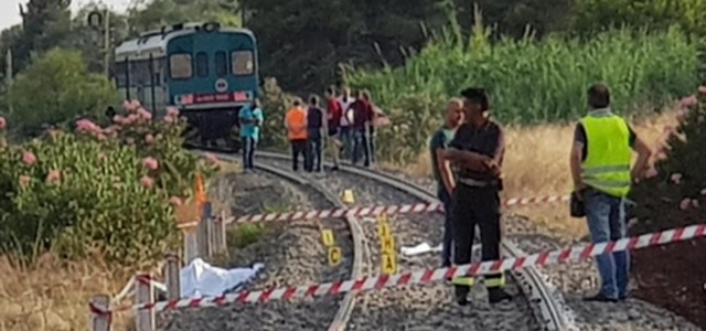 Treno investe famiglia, morti due bimbi: ancora grave la madre