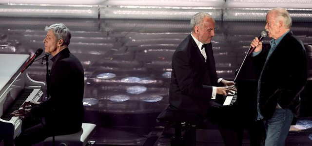 Sanremo 2018, Claudio Baglioni apre con 'Via'. Sorpresa Virginia Raffaele. Negramaro con 'Poster'