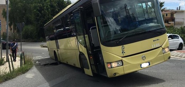 Ruota bus finisce in voragine aperta su strada a Vibo