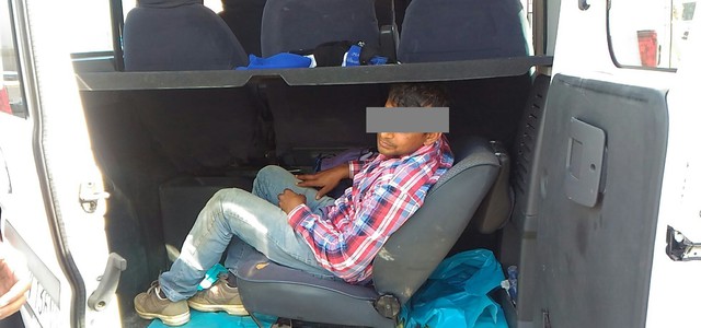 Braccianti stranieri stipati nei portabagagli, 18 denunce