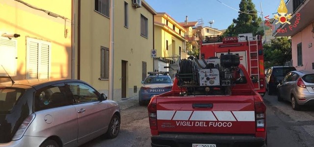 Incendio arbusti e macchia mediterranea nel quartiere Santa Maria 
