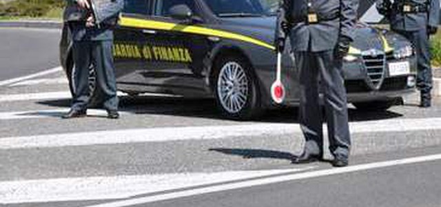Ingerisce ovuli di eroina e rischia di morire, la Finanza lo ferma e lo porta in ospedale: arrestato