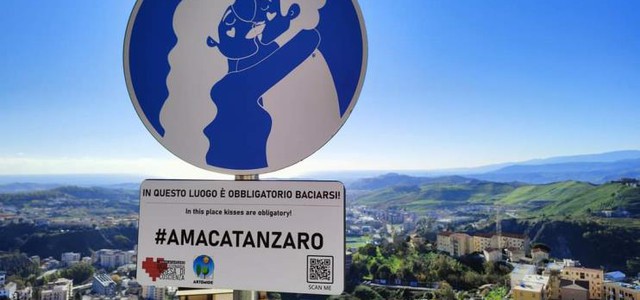 “Obbligo di bacio”: a Catanzaro arriva il cartello pensato dall’associazione Artemide