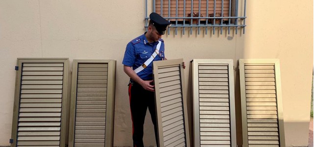 Ruba infissi e, sorpreso dai carabinieri, si dà alla fuga: arrestato 27enne