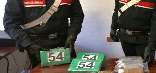 Sei chili di droga nascosti nell'autocarro, arrestato 28enne a Messina