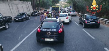 Incidente sulla 106 nel Catanzarese, scontro tra autocarro ed auto