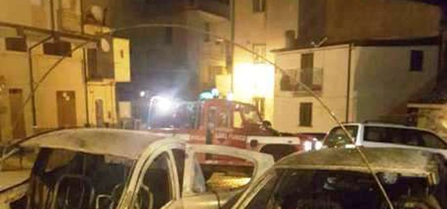 Distrutte in incendio 2 auto a Mesoraca