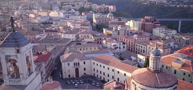 "Catanzaro d'Italia" -  Il volume della scrittrice romana Barbara Bartoli dedicato alla città "gemma di luce"