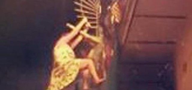 Incendio, muore lanciandosi nel vuoto
