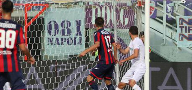 Veretout minaccioso con ragazzo raccattapalle Crotone