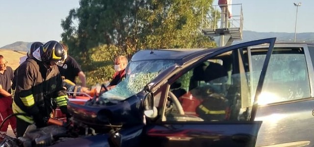 Scontro auto-furgone sulla SS 106 nel Catanzarese, due morti e due feriti (FOTO)