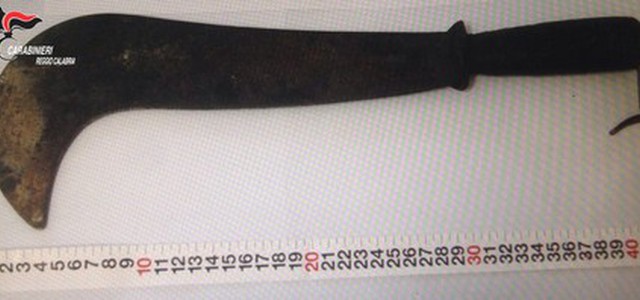 Aggredisce moglie con roncola, arrestato
