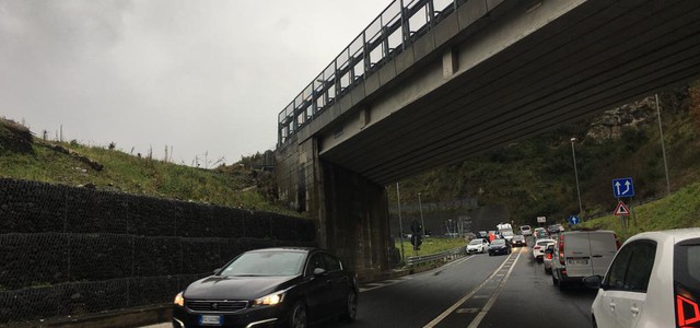 CATANZARO - Incidente in Viale de Filippis, auto finisce sul guardrail, traffico rallentato (FOTO E VIDEO)