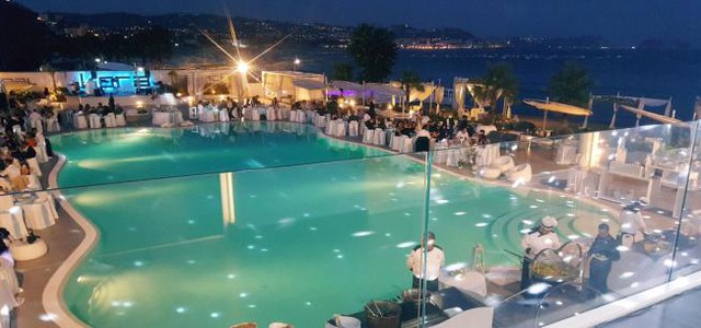 Bimbo annega in piscina durante un matrimonio