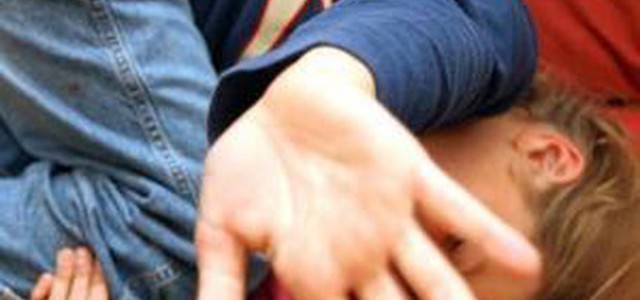 "Così ti difendi da stupratori". E violentava la figlia