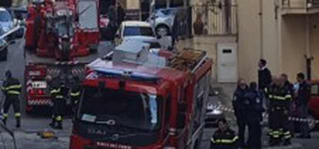 Autobotte sprofonda nell'asfalto