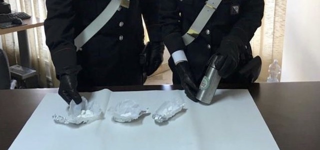 Scoperta cocaina nascosta in un thermos vicino ad un albero