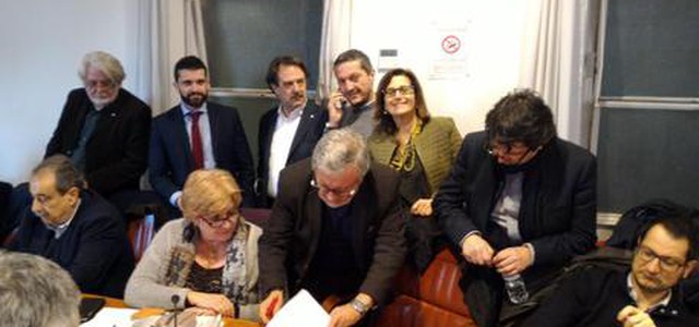 Scuola: firmato il contratto, aumenti da 80 a 110 euro