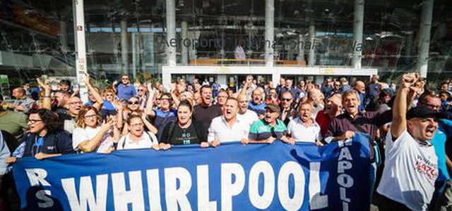 NOINONVENDIAMOWHIRPOOL - Protesta e solidarietà dai titolari di un negozio di Mendicino ai dipendenti di Napoli