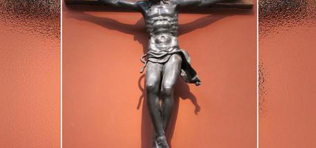 Bimba cristiana in affido a musulmani, toltale croce