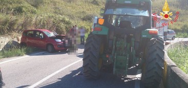 Incidente tra auto e trattore nel Catanzarese, un ferito