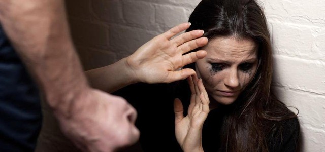 Subisce violenza e vessazione da marito e figlio, l'8 Marzo si presenta alla Polizia