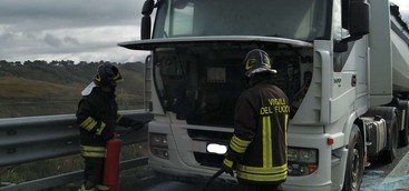 Incendio di un autoarticolato sull'A2, intervento dei vigili del fuoco