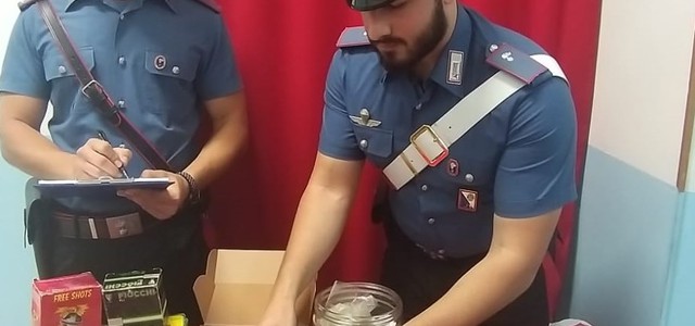 Droga e munizioni in casa, arrestato 35enne