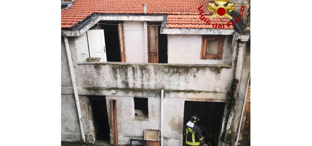 Vigili del Fuoco domano incendi in due abitazioni